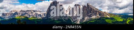 Panoramablick auf die Langkofel-Gruppe oder die Sassolungo-Gruppe im italienischen Dolomit vom alpinen Grünen Plateau Seiser Alm in Südtirol, Italien Stockfoto