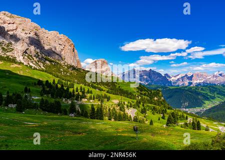 Wunderschöne Landschaft der Langkofel Group oder Sassolungo Group im italienischen Dolomitenberg am Gardena Pass in Südtirol, Italien Stockfoto