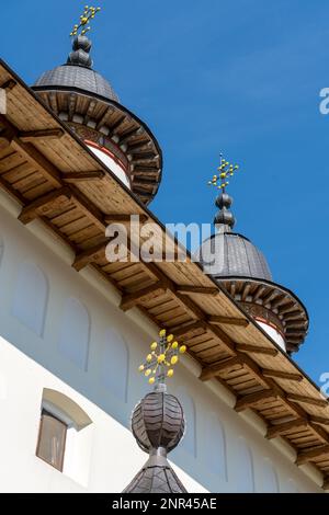 AGAPIA, MOLDAWIEN/RUMÄNIEN - 19. SEPTEMBER: Außenansicht von Agapia Kloster Agapia Moldawien Rumänien am 19. September 2018 Stockfoto