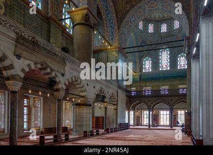 ISTANBUL, Türkei - 26. Mai: Innenansicht der Blauen Moschee in Istanbul Türkei am 26. Mai 2018. Zwei nicht identifizierte Personen Stockfoto