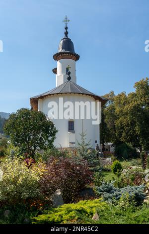 AGAPIA, MOLDAWIEN/RUMÄNIEN - 19. SEPTEMBER: Außenansicht von Agapia Kloster Agapia Moldawien Rumänien am 19. September 2018 Stockfoto