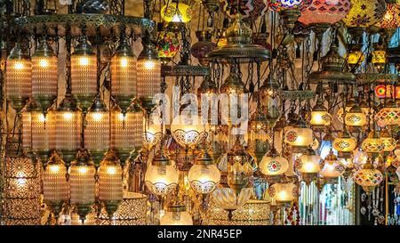 ISTANBUL, Türkei - 25. Mai: Leuchten für den Verkauf in den Großen Basar in Istanbul Türkei am 25. Mai 2018 Stockfoto