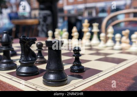 EAST GRINSTEAD, WEST SUSSEX/UK - Juli 3: Schachbrett in der Straße bereit für ein Spiel in East Grinstead am Juli 03, 2018 Stockfoto