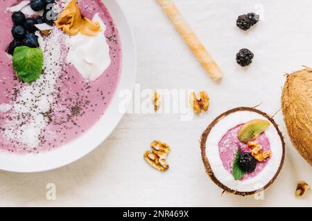 Sommerlicher Smoothie, Kokosnussschale. Hochauflösendes Foto Stockfoto