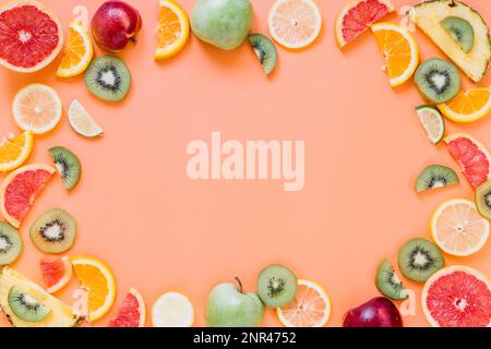 Grenze von frischem Obst. Hochauflösendes Foto Stockfoto