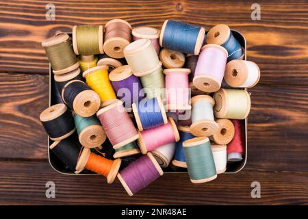 Box bunte Thread Spulen Stockfoto