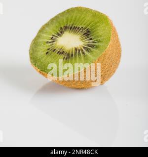 Nahaufnahme der weißen Oberfläche frischer Kiwi-Früchte Stockfoto