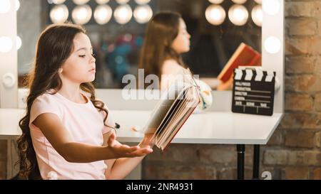 Seitenansicht Mädchen Proben hinter der Bühne Stockfoto