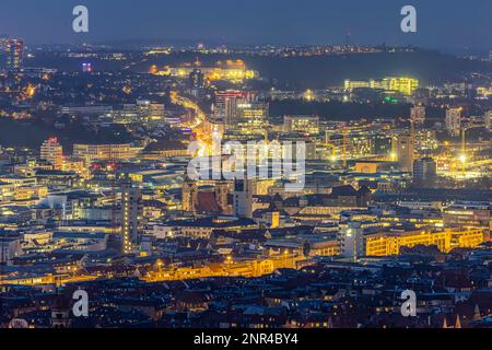 Stadtblick bei Nacht, Altstadt mit Kollegialkirche, Burgplatz und Hauptbahnhof, Stuttgart, Baden-Württemberg, Deutschland Stockfoto