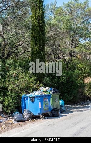 Müllcontainer, Müllsäcke, Korfu, Ionische Inseln, Griechenland Stockfoto