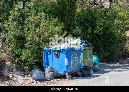 Müllcontainer, Müllsäcke, Korfu, Ionische Inseln, Griechenland Stockfoto