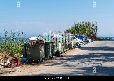 Müllcontainer, Müllsäcke, Korfu, Ionische Inseln, Griechenland Stockfoto