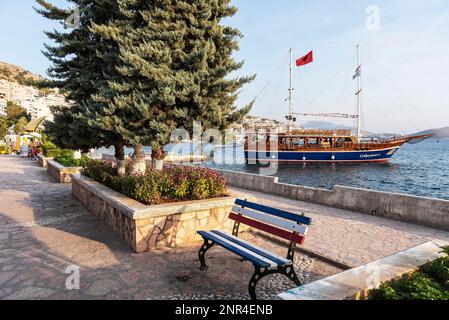 Parkbank, Promenade, Ausflugsboot, Blick auf die Stadt, Saranda, Ionisches Meer, Albanien Stockfoto