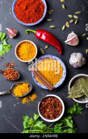 Set indischer Kochzutaten. Traditionelle indische Gewürze und Kräuter. Curry, Kurkuma, Kardamom, Knoblauch, Pfeffer, Koriander, Zimt. P Stockfoto