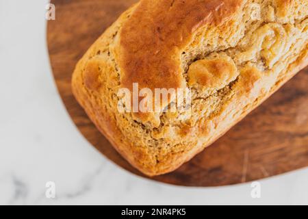 Pflanzliches hausgemachtes Bananenbrot frisch aus dem Ofen, gesunde vegane Speisenrezepte Stockfoto