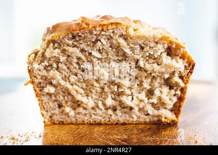 Pflanzliches hausgemachtes Bananenbrot frisch aus dem Ofen, gesunde vegane Speisenrezepte Stockfoto