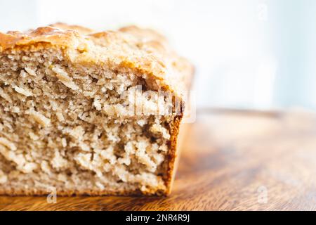 Pflanzliches hausgemachtes Bananenbrot frisch aus dem Ofen, gesunde vegane Speisenrezepte Stockfoto