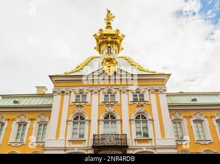 Kunstvoll verzierte goldene Kuppel und Kuppel am Schloss Peterhof im Spätsommer, Petergof, St. Petersburg, Russland. Stockfoto