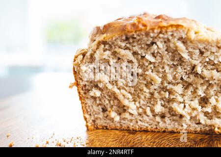 Pflanzliches hausgemachtes Bananenbrot frisch aus dem Ofen, gesunde vegane Speisenrezepte Stockfoto