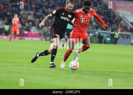 MÜNCHEN, Deutschland. , . 28 Christopher Trimmelvs Alphonso DAVIES, während des Bundesliga Fußballspiels zwischen dem FC Bayern Muenchen und dem FC Union Berlin in der Allianz Arena in München am 26. Februar 2023. DFL, Fussball, 3:0 (Foto und Copyright @ ATP images/Arthur THILL (THILL Arthur/ATP/SPP) Kredit: SPP Sport Press Photo. Alamy Live News Stockfoto