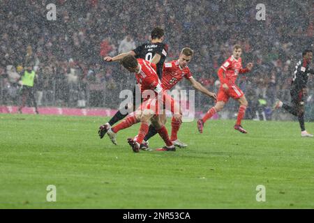 MÜNCHEN, Deutschland. , . 6 Joshua Kimmich, 25 Thomas Müller, Müller, von FcBayern, gegen 45 Jordan Siebatcheu während des Bundesliga-Fußballspiels zwischen dem FC Bayern Muenchen und dem FC Union Berlin in der Allianz Arena in München am 26. Februar 2023. DFL, Fussball, 3:0 (Foto und Copyright @ ATP images/Arthur THILL (THILL Arthur/ATP/SPP) Kredit: SPP Sport Press Photo. Alamy Live News Stockfoto