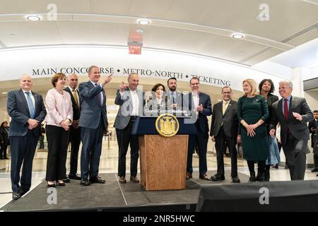 New York, New York, USA. 27. Februar 2023. US-Senator Charles Schumer, Gouverneur Kathy Hochul, gewählte Amtsträger feiern den Beginn des LIRR-Dienstes im Grand Central Madison in New York am 26. Februar 2023 (Kreditbild: © Lev Radin/ZUMA Press Wire) NUR REDAKTIONELLER GEBRAUCH! Nicht für den kommerziellen GEBRAUCH! Stockfoto