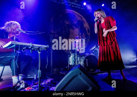 Mailand, Italien. 25. Februar 2023. Maya Ray Thurman Hawke, Schauspielerin, Model und Sängerin, führt am 25. Februar 2023 während der Fashion Week (MFW) ein Live-Konzert in Santeria Toscana in Mailand auf. (Foto: Andrea Ripamonti/NurPhoto) Kredit: NurPhoto SRL/Alamy Live News Stockfoto