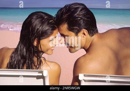 Ein junges romantisches Paar am Strand Stockfoto