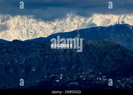 Los Angeles, USA. 26. Februar 2023. Schneefall und Wolken in den San Gabriel Mountains über Los Angeles. Heftiger Regen und Schnee landete letzte Woche in Südkalifornien. Das Hollywood-Schild am Mt. Lee über der Stadt Los Angeles. 2/26/2022 (Foto: Ted Soqui/SIPA USA) Guthaben: SIPA USA/Alamy Live News Stockfoto