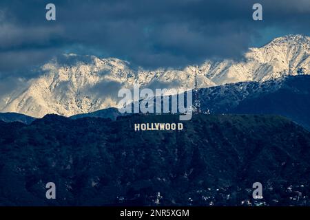 Los Angeles, USA. 26. Februar 2023. Schneefall und Wolken in den San Gabriel Mountains über Los Angeles. Heftiger Regen und Schnee landete letzte Woche in Südkalifornien. Das Hollywood-Schild am Mt. Lee über der Stadt Los Angeles. 2/26/2022 (Foto: Ted Soqui/SIPA USA) Guthaben: SIPA USA/Alamy Live News Stockfoto