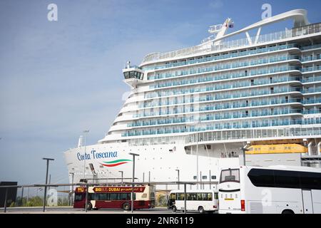 Costa Toscana Kreuzfahrt, eine berühmte italienische Kreuzfahrt. Sehen Sie sich eine riesige Bootstour von draußen am Morgen am Yachthafen an. Stockfoto