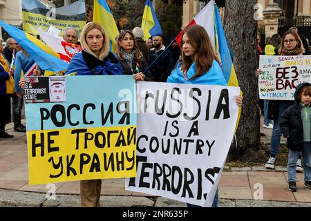 Marseille, Frankreich. 25. Februar 2023. Die Demonstranten halten während der Demonstration vor dem russischen Konsulat in Marseille Plakate, auf denen ihre Meinung zum Ausdruck gebracht wird. Am Jahrestag des russischen Angriffs auf die Ukraine versammelten sich Aktivisten und die ukrainische Gemeinschaft, die in Marseille (Frankreich) leben, vor dem russischen Konsulat, um gegen diesen Krieg zu protestieren und zu hoffen, dass er beendet wird. (Foto: Denis Thaust/SOPA Images/Sipa USA) Guthaben: SIPA USA/Alamy Live News Stockfoto