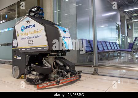 BANGKOK, THAILAND, SEP 15 2022, eine automatische Reinigungsmaschine im Korridor des internationalen Flughafens Stockfoto