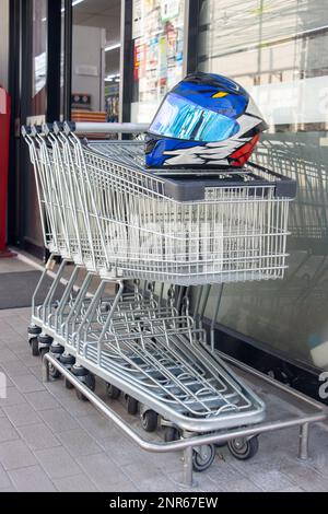 Ein Shopping Carts Park vor dem Supermarkt Eingang Stockfoto