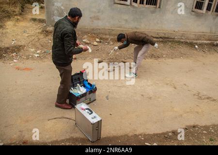 Srinagar, Indien. 25. Februar 2023. Indische forensische Experten inspizieren den Angriffsort, an dem Sanjay Sharma, ein Sicherheitsbeamter der Hindu-Bank in Kashmiri, der von mutmaßlichen Aktivisten in Pulwama südlich der indischen Regierung Kaschmir erschossen wurde. Die Polizei sagte, dass mutmaßliche Militanten das Feuer auf Sanjay Sharma eröffneten, während er auf dem Weg zu einem lokalen Markt im Achan-Dorf Pulwama war. Kredit: SOPA Images Limited/Alamy Live News Stockfoto