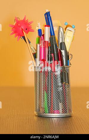 Ein Haufen Bleistifte in Metall kann als Büropapier verwendet werden Stockfoto