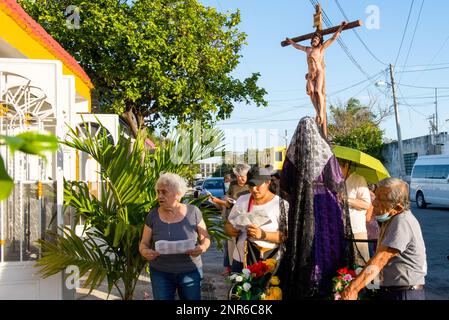 Anlässlich des sechsten freitag der Fastenzeit gibt es in einigen der traditionelleren Viertel von Merida, Mexiko, kleine Hausaltare. Sie sind hier, um dem Leiden der Jungfrau Maria zu gedenken. Gemeindemitglieder gehen von Haus zu Haus und singen religiöse Kantiker für den Anlass Stockfoto