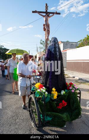 Anlässlich des sechsten freitag der Fastenzeit gibt es in einigen der traditionelleren Viertel von Merida, Mexiko, kleine Hausaltare. Sie sind hier, um dem Leiden der Jungfrau Maria zu gedenken. Gemeindemitglieder gehen von Haus zu Haus und singen religiöse Kantiker für den Anlass Stockfoto