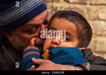 Srinagar, Indien. 25. Februar 2023. Sohn blickt auf die Leiche seines Vaters Sanjay Sharma, ein Sicherheitsbeamter der Hindu-Bank in Kashmiri, der in Pulwama südlich von indisch verwaltetem Kaschmir von mutmaßlichen Aktivisten erschossen wurde. Die Polizei sagte, dass mutmaßliche Militanten das Feuer auf Sanjay Sharma eröffneten, während er auf dem Weg zu einem lokalen Markt im Achan-Dorf Pulwama war. (Foto: Faisal Bashir/SOPA Images/Sipa USA) Guthaben: SIPA USA/Alamy Live News Stockfoto