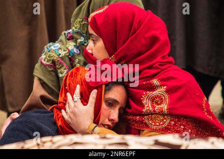 Srinagar, Indien. 25. Februar 2023. Eine muslimische Frau aus Kashmiri tröstet die trauernde Ehefrau von Sanjay Sharma, einem kaschmirischen Hindu-Bankwächter, der von mutmaßlichen Aktivisten in Pulwama südlich von Kaschmir unter indischer Regierung erschossen wurde. Die Polizei sagte, dass mutmaßliche Militanten das Feuer auf Sanjay Sharma eröffneten, während er auf dem Weg zu einem lokalen Markt im Achan-Dorf Pulwama war. (Foto: Faisal Bashir/SOPA Images/Sipa USA) Guthaben: SIPA USA/Alamy Live News Stockfoto