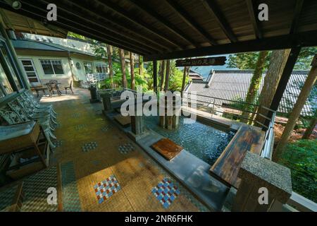 Yunoshimakan, ein traditionelles Ryokan Inn in den Bergen über Gero Onsen. Das 3-stöckige Holzgebäude stammt aus dem Jahr 1931. Stockfoto