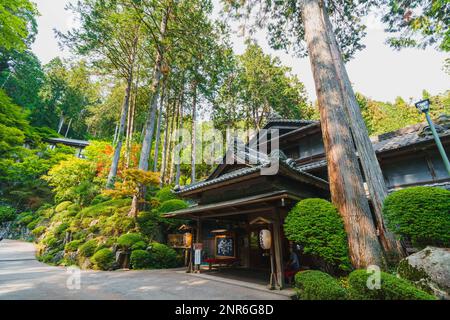 Yunoshimakan, ein traditionelles Ryokan Inn in den Bergen über Gero Onsen. Das 3-stöckige Holzgebäude stammt aus dem Jahr 1931. Stockfoto