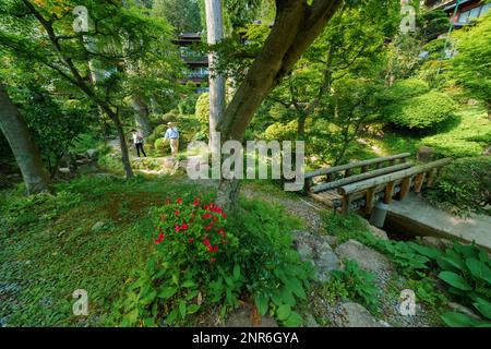 The Gardens of Yunoshimakan, ein traditionelles Ryokan Inn in den Bergen über Gero Onsen. Das 3-stöckige Holzgebäude stammt aus dem Jahr 1931. Stockfoto