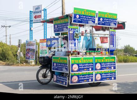 BANGKOK, THAILAND, FEBRUAR 07 2023, fährt der Verkäufer für kalte Getränke ein Motorrad mit einem mobilen Ständer Stockfoto