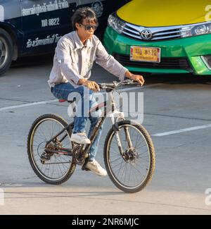 SAMUT PRAKAN, THAILAND, FEBRUAR 08 2023, Ein Mann fährt auf einem Fahrrad in Morning Street.eyeglass Stockfoto