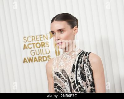 Rooney Mara wird am Sonntag, den 26. Februar 2023, bei den 29. Annual Screen Actors Guild Awards im Fairmont Century Plaza in Los Angeles, Kalifornien, eintreffen. (Foto: Sthanlee B. Mirador/Sipa USA) Stockfoto