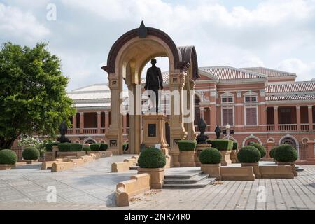 Bangkok, Thailand - 13. Februar 2023: Saranrom Palace Architektur in Orange mit einem Denkmal in Bangkok. Der Königspalast Saranrom ist ein ehemaliger Palast in Bangko Stockfoto