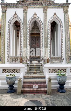 Phra Viharn Yod Tempel im Grand Palace Komplex in Bangkok. Das Gebäude dient als Kapelle für buddhistische Mönche. Stockfoto