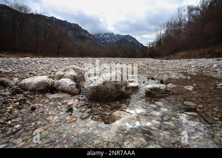 Schwangau, Deutschland. 23. Februar 2023. Der Pöllat-Gebirgsbach führt nur wenig Wasser. Angesichts der oft niedrigen Schneedecke in den Alpen und des fehlenden Regenfalls im Februar sagen Experten, dass bald eine massive Dürre droht. (An dpa: "Erschreckend wenig Schnee: Massive Dürreperioden") Kredit: Karl-Josef Hildenbrand/dpa/Alamy Live News Stockfoto