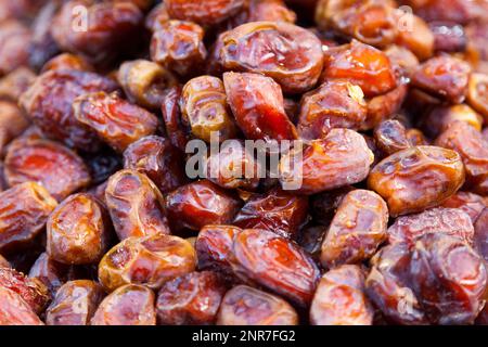 Nahaufnahme eines Stapels von Daten zum Verkauf im Souk von Marrakesch in Marokko. Stockfoto